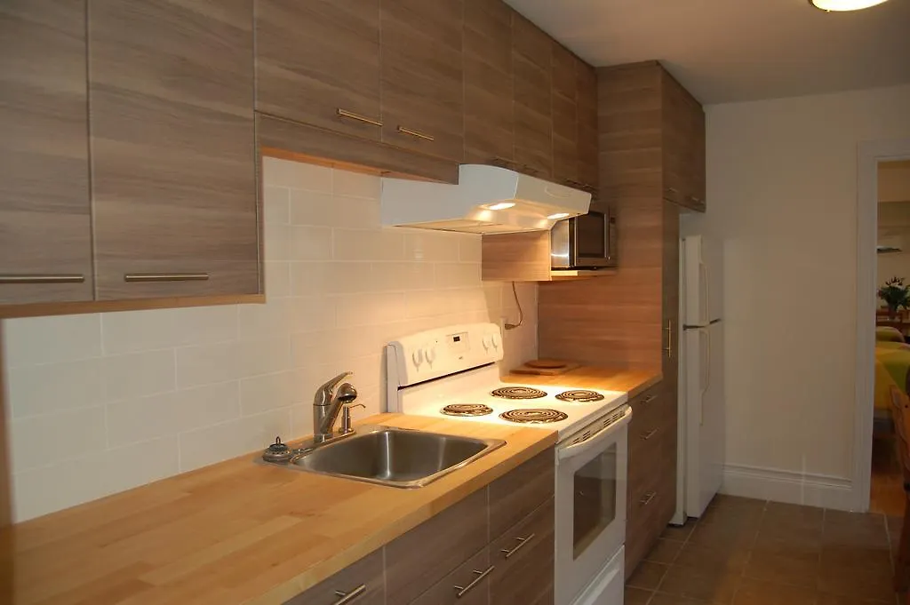 Le Chasseur Bed & Breakfast Bed & Breakfast Montreal 2*,  Канада