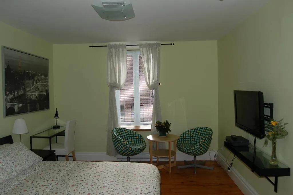 Le Chasseur Bed & Breakfast Bed & Breakfast Montreal Канада