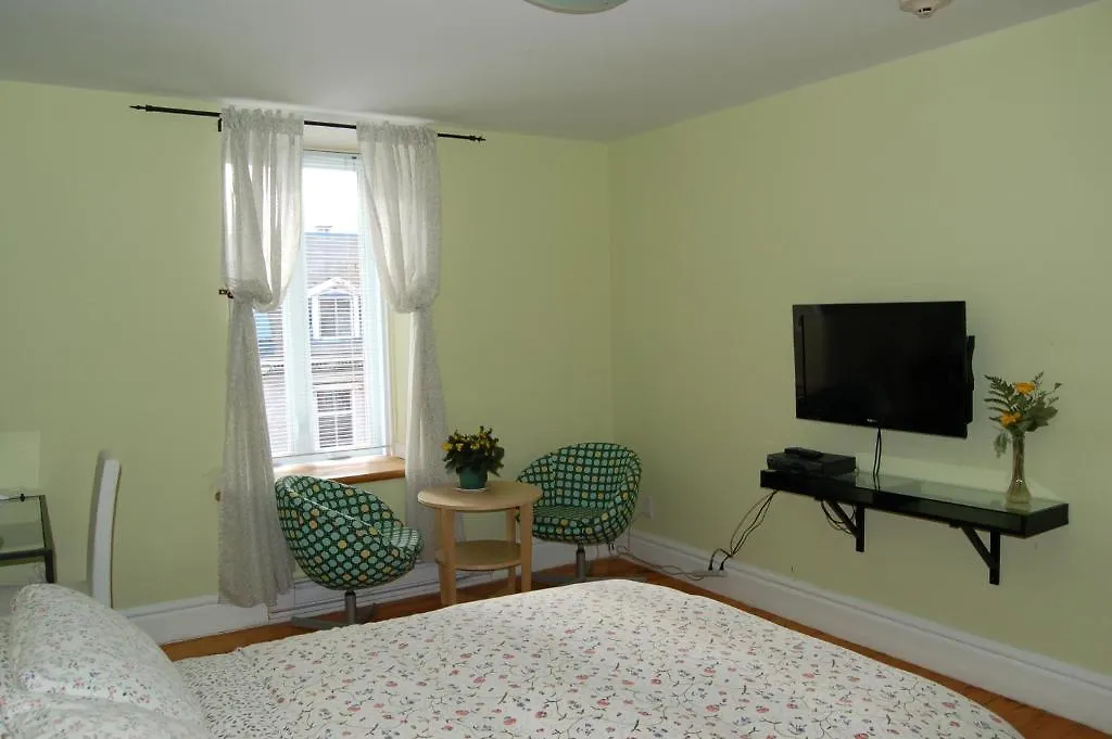Le Chasseur Bed & Breakfast Bed & Breakfast Montreal 2*,  Канада