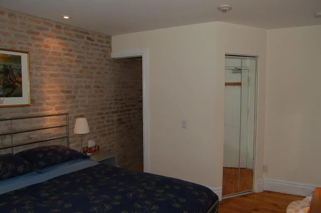 Le Chasseur Bed & Breakfast Bed & Breakfast Montreal